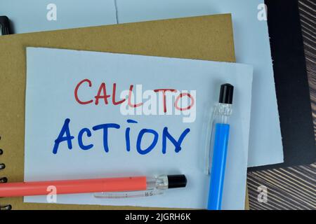 Konzept des Call to Action Schreiben Sie auf Haftnotizen, die auf einem Holztisch isoliert sind. Stockfoto