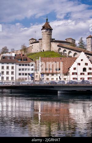 Eine vertikale Festung von Munot, umgeben von Weinbergen in Schaffhausen, Schweiz, die sich in einem Fluss widerspiegelt Stockfoto