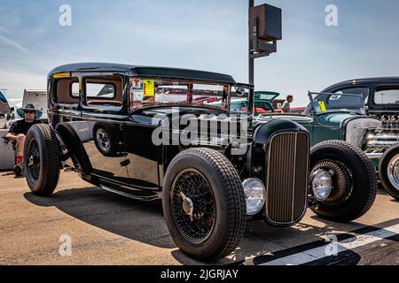 Libanon, TN - 14. Mai 2022: Vorderansicht einer 1930 Ford Modell Einer Tudor Limousine mit niedriger Perspektive auf einer lokalen Automesse. Stockfoto