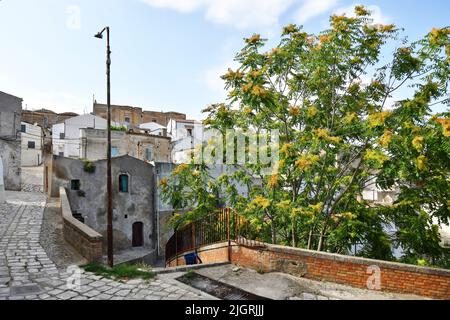 Panoramablick auf eine antike Stadt in der Provinz Matera, Italien Stockfoto