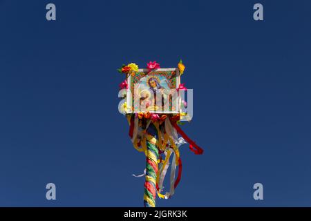 Anápolis, Goiás, Brasilien – 10. Juli 2022: Fahnenmast der juniparty. Fahnenmast mit dem Heiligen Johannes. Mastro com bandeira de São João ou Festas Juninas. Stockfoto