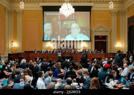 Washington, DC, 12. Juli 2022, POOL REMOTE - Ein Video von Rudy Giuliani wird während des House Select Committee, das die attacks Anhörung vom 6. Januar auf dem Capitol Hill untersucht, am Dienstag, den 12. Juli 2022, auf einem Bildschirm gezeigt. Kredit: Doug Mills/Pool über CNP Stockfoto