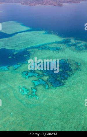 Eine Luftaufnahme eines Korallenriffs und einer Lagune in Mayotte, Frankreich Stockfoto