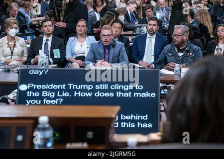 Washington, Usa. 12.. Juli 2022. Der Vorsitzende des Ausschusses, Demokratische Vertreterin aus Mississippi, Bennie Thompson (R), spricht mit der demokratischen Vertreterin aus Maryland, Jamie Raskin (L), und der republikanischen Vertreterin aus Wyoming, Liz Cheney (C), nach der siebten öffentlichen Anhörung des House Select Committee zur Untersuchung des Angriffs auf das US-Kapitol vom 6.. Januar in Washington, DC am Dienstag, 12. Juli 2022. Pool Foto von Shawn Thew/UPI Kredit: UPI/Alamy Live News Stockfoto