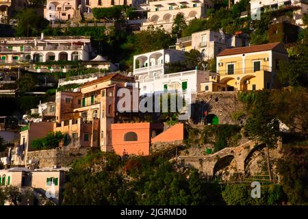 Nahaufnahme verschiedener farbenfroher Häuser im Dorf Positano, Italien Stockfoto