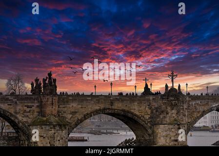 Die Prager Karlsbrücke in Tschechien mit einem dunklen, dramatischen Himmel im Hintergrund am späten Nachmittag, einem schönen Bild mit hoher Auflösung. Stockfoto