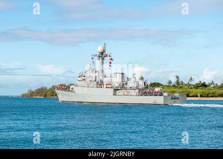 220712-N-HB628-1075 PEARL HARBOR (12. Juli 2022) – die Korvette der peruanischen Marine BAP Guise (CC-28) verlässt Pearl Harbor, um am 12. Juli mit der auf See ablaufenden Phase der Übung Rim of the Pacific (RIMPAC) 2022 zu beginnen. 26 Nationen, 38 Schiffe, vier U-Boote, mehr als 170 Flugzeuge und 25.000 Mitarbeiter nehmen vom 29. Juni bis zum 4. August an RIMPAC in und um die Hawaii-Inseln und Südkalifornien Teil. RIMPAC, die weltweit größte internationale maritime Übung, bietet eine einzigartige Ausbildungsmöglichkeit und fördert und pflegt kooperative Beziehungen zwischen den Teilnehmern, die für die Gewährleistung der Sicherheit von entscheidender Bedeutung sind Stockfoto