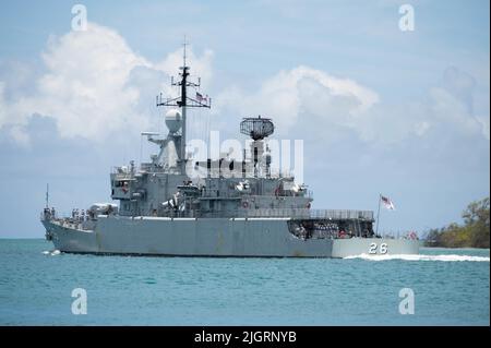 220711-N-XL376-1007 PEARL HARBOR (11. Juli 2022) – die Korvette der Royal Malaysian Navy KD Lekir (F-26) verlässt Pearl Harbor, um am 11. Juli die auf See gelegene Phase von Rim for the Pacific (RIMPAC) 2022 zu beginnen. 26 Nationen, 38 Schiffe, vier U-Boote, mehr als 170 Flugzeuge und 25.000 Mitarbeiter nehmen vom 29. Juni bis zum 4. August an RIMPAC in und um die Hawaii-Inseln und Südkalifornien Teil. RIMPAC, die weltweit größte internationale maritime Übung, bietet eine einzigartige Ausbildungsmöglichkeit und fördert und pflegt kooperative Beziehungen zwischen den Teilnehmern, die für die Gewährleistung der Sicherheit von entscheidender Bedeutung sind Stockfoto