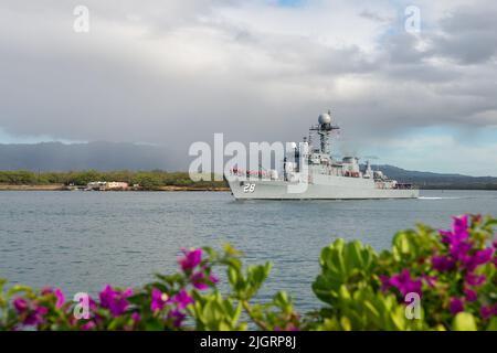 220712-N-HB628-1068.jpg PEARL HARBOR (12. Juli 2022) – die Korvette der peruanischen Marine BAP Guise (CC-28) verlässt Pearl Harbor, um die auf See ablaufende Phase des Rim of the Pacific (RIMPAC) 2022 Übung, 12. Juli, zu beginnen. 26 Nationen, 38 Schiffe, vier U-Boote, mehr als 170 Flugzeuge und 25.000 Mitarbeiter nehmen vom 29. Juni bis zum 4. August an RIMPAC in und um die Hawaii-Inseln und Südkalifornien Teil. RIMPAC, die weltweit größte internationale maritime Übung, bietet eine einzigartige Ausbildungsmöglichkeit und fördert und pflegt kooperative Beziehungen zwischen den Teilnehmern, die für die Gewährleistung der entscheidend sind Stockfoto