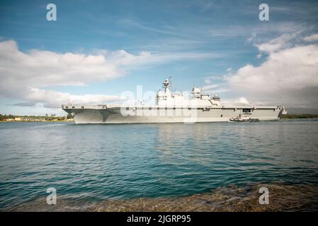 PEARL HARBOR (11. Juli 2022) das amphibische Sturmschiff ROKS Marado (LPH 6112) der Republik Korea verlässt Pearl Harbor, um die auf See gelegene Phase von Rim of the Pacific (RIMPAC) 2022 zu beginnen. 26 Nationen, 38 Schiffe, vier U-Boote, mehr als 170 Flugzeuge und 25.000 Mitarbeiter nehmen vom 29. Juni bis zum 4. August an RIMPAC in und um die Hawaii-Inseln und Südkalifornien Teil. RIMPAC, die weltweit größte internationale maritime Übung, bietet eine einzigartige Ausbildungsmöglichkeit und fördert und pflegt kooperative Beziehungen zwischen den Teilnehmern, die für die Sicherheit von s von entscheidender Bedeutung sind Stockfoto