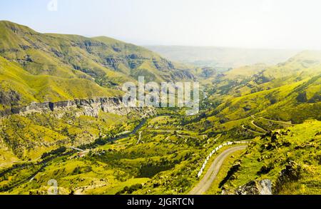 Luftaufnahme Mtkvari Schlucht Vardzia-Höhle Stadt von oben mit Paravani Fluss und Herbstnatur im Vordergrund. Historische unesco-Stätten Georgien. Stockfoto