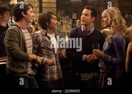 Meilen TELLER, Justin Chon, SKYLAR ASTIN, SARAH WRIGHT, 21 UND ÜBER, 2013 Stockfoto