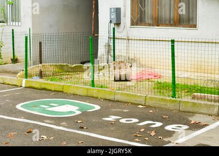 Statische Ansicht persönlicher Parkplatz für Elektroauto außerhalb in georgischen Nachbarschaft Saburtalo, Tiflis, Georgien Stockfoto