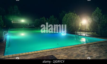 Pool mit Thermalheilungsquellen in der Nacht. Stockfoto