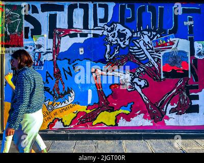 Paris, Frankreich, Woman Walking, Front of Anti-war, Anti-Putin-Poster, Street Art, Slogan an der Wand des Squat-Gebäudes: „Stop Putin » International Politics Stockfoto