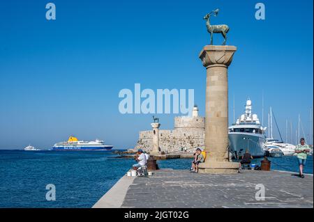 Mandraki Hafen in Rhodos Stadt auf Rhodos Insel, Griechenland. Stockfoto