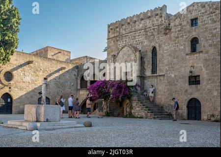 Agyrokastro Platz in der Altstadt von Rhodos, die älteste bewohnte mittelalterliche Stadt in Europa. Stockfoto
