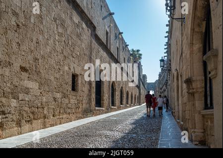 Die Straße der Ritter in der Altstadt von Rhodos, in der die älteste bewohnte mittelalterliche Stadt Europas liegt. Stockfoto