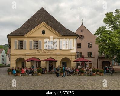 Touristen am historischen Münsterplatz in Freiburg, Deutschland Stockfoto