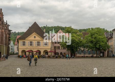 Touristen am historischen Münsterplatz in Freiburg, Deutschland Stockfoto