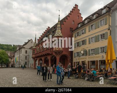 Touristen am historischen Münsterplatz in Freiburg, Deutschland Stockfoto