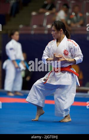 Mo Sheung Grace Lau aus Hongkong steht während des Karate-Wettbewerbs mit Kata-Demonstration bei den World Games 2022 in Birmingham in Position. Die Spiele sind eine viereckige internationale Multisport-Veranstaltung für den Sport, die nicht in den Olympischen Spielen enthalten ist. Hosting-Stadt ist Birmingham, Alabama, USA. Stockfoto