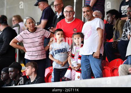 FC United Fans beim Vorsaison-Freundschaftsspiel zwischen FC United von Manchester und Bury AFC im Broadhurst Park, Moston am Dienstag, den 12.. Juli 2022. (Kredit: Eddie Garvey | MI Nachrichten) Kredit: MI Nachrichten & Sport /Alamy Live Nachrichten Stockfoto