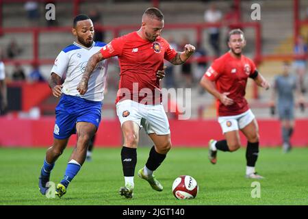 Josh Askew vom FC United in Aktion beim Vorsaison-Freundschaftsspiel zwischen dem FC United von Manchester und Bury AFC am Dienstag, dem 12.. Juli 2022, im Broadhurst Park, Moston. (Kredit: Eddie Garvey | MI Nachrichten) Kredit: MI Nachrichten & Sport /Alamy Live Nachrichten Stockfoto