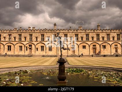 Christ Church, Oxford; eines der akkreditierten Oxford Colleges. Aedes Christi, das Haus, gegründet 1546, zeigt die Statue des Merkurs in Tom Quad Stockfoto