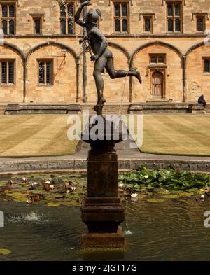 Christ Church, Oxford; eines der akkreditierten Oxford Colleges. Aedes Christi, das Haus, gegründet 1546, zeigt die Statue des Merkurs in Tom Quad Stockfoto