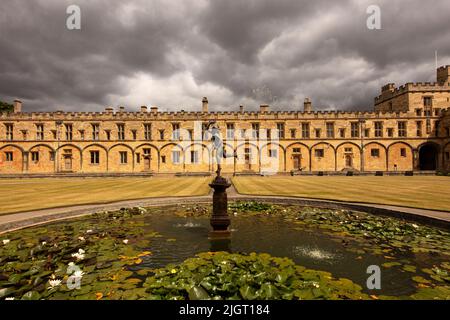 Christ Church, Oxford; eines der akkreditierten Oxford Colleges. Aedes Christi, das Haus, gegründet 1546, zeigt die Statue des Merkurs in Tom Quad Stockfoto
