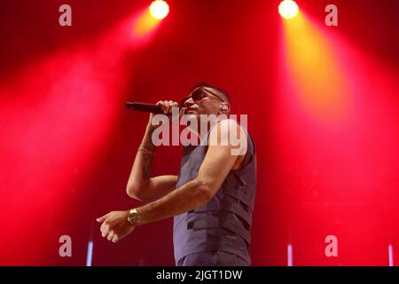 STUPINIGI (TURIN), ITALIEN - 12. JULI 2022. Marracash (aka Fabio Bartolo Rizzo) treten am 12. Juli 2022 im Sonic Park Stupinigi, Turin, Italien, live auf. Stockfoto