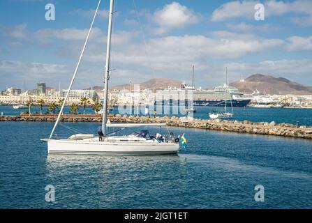 Februar 04 2022-Bild des Hafens von Las palmas auf der Kanarischen Insel mit bestimmten Schiffen zur Vereinbarung.im Vordergrund segeln einige Touristen von dort zurück Stockfoto