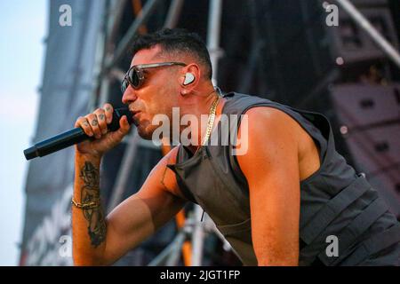 STUPINIGI (TURIN), ITALIEN - 12. JULI 2022. Marracash (aka Fabio Bartolo Rizzo) treten am 12. Juli 2022 im Sonic Park Stupinigi, Turin, Italien, live auf. Stockfoto