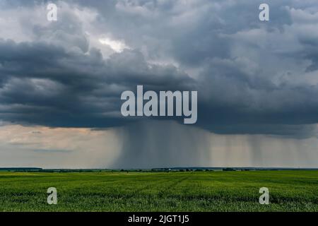 Landschaft mit dunklem Himmel mit Regenwolken vor Sturm. Gewitterfront Stockfoto