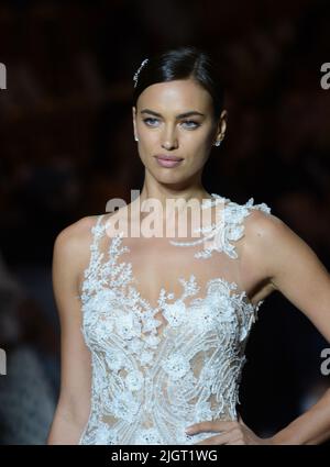 Barcelona, Spanien. 12. Mai 2015. BARCELONA, SPANIEN - Mai 08: Modell Irina Shayk Spaziergänge der Start- und Landebahn für die pronovias Fashion Show 2016 als Teil der Barcelona Bridal Woche im Museu Nacional d'Art de Catalunya (MNAC) in Barcelona am 8. Mai 2015 in Barcelona, Spanien Personen: Irina Shayk Credit: Stürme Media Group/Alamy leben Nachrichten Stockfoto