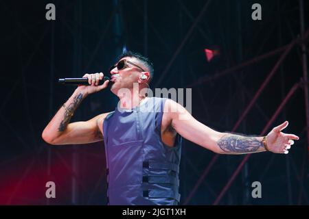 STUPINIGI (TURIN), ITALIEN - 12. JULI 2022. Marracash (aka Fabio Bartolo Rizzo) treten am 12. Juli 2022 im Sonic Park Stupinigi, Turin, Italien, live auf. Stockfoto