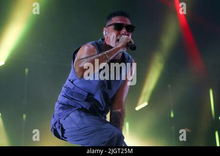 STUPINIGI (TURIN), ITALIEN - 12. JULI 2022. Marracash (aka Fabio Bartolo Rizzo) treten am 12. Juli 2022 im Sonic Park Stupinigi, Turin, Italien, live auf. Stockfoto