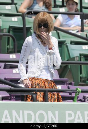 KEY BISCAYNE, FL – 03. APRIL: Die Chefredakteurin der amerikanischen Vogue Anna Wintour sitzt in 100 Grad Hitze und trägt einen Pullover, während sie zusieht, wie Novak Djokovic aus Serbien den Spanier Rafael Nadal während der Männer-Einzel-Meisterschaft bei den Sony Ericsson Open im Crandon Park Tennis Center am 3. April 2011 in Key Biscayne, Florida, besiegt. Anna Wintour Transmission Ref: FLXX muss bei Interesse anrufen Michael Storms Kredit: Storms Media Group/Alamy Live News Stockfoto