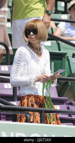 KEY BISCAYNE, FL – 03. APRIL: Die Chefredakteurin der amerikanischen Vogue Anna Wintour sitzt in 100 Grad Hitze und trägt einen Pullover, während sie zusieht, wie Novak Djokovic aus Serbien den Spanier Rafael Nadal während der Männer-Einzel-Meisterschaft bei den Sony Ericsson Open im Crandon Park Tennis Center am 3. April 2011 in Key Biscayne, Florida, besiegt. Anna Wintour Transmission Ref: FLXX muss bei Interesse anrufen Michael Storms Kredit: Storms Media Group/Alamy Live News Stockfoto