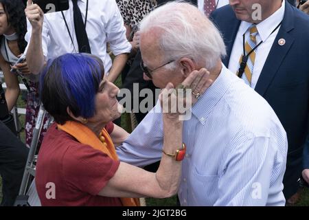 Washington, Usa. 12.. Juli 2022. Der Präsident der Vereinigten Staaten, Joe Biden, und die Vertreterin der Vereinigten Staaten, Rosa DeLauro (Demokratin von Connecticut), begrüßen sich beim Kongress-Picknick am Dienstag, dem 12. Juli 2022, im Weißen Haus in Washington, DC. Foto von Chris Kleponis/UPI Kredit: UPI/Alamy Live News Stockfoto