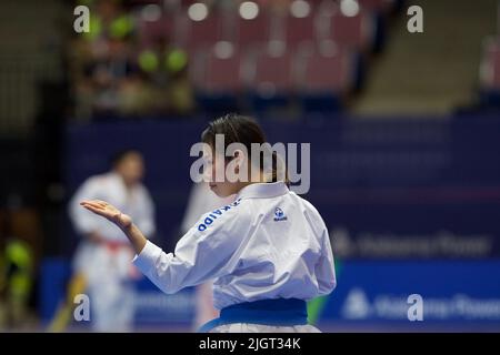 Birmingham, Usa. 09.. Juli 2022. Mo Sheung Grace Lau aus Hong Kong Nahaufnahme während des Karate-Wettbewerbs mit Kata-Demonstration bei den World Games 2022 in Birmingham zur Hälfte gedreht. Die Spiele sind eine viereckige internationale Multisport-Veranstaltung für den Sport, die nicht in den Olympischen Spielen enthalten ist. Hosting-Stadt ist Birmingham, Alabama, USA. (Foto: Alexander Bogatirev/SOPA Images/Sipa USA) Quelle: SIPA USA/Alamy Live News Stockfoto