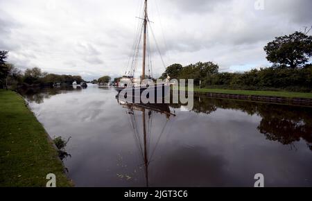 Das Tall-Schiff Mascotte macht sich am Freitag, den 15.. Oktober 2021, auf den Weg auf den Gloucester zum Sharpness Canal in Gloucestershire, wo sie am T.Nielsen and Company Shipbuilders and Riggers in Gloucester Docks ihren Winternachbau durchgeführt hat. Nielsen kümmert sich seit vielen Jahren um Mascotte, und sie kommt jährlich für Trockendocks und Vermessungen. Sie wird bis März 2022 in Gloucester sein.Mascotte ist ein Bristol Channel Pilot Cutter, der 1904 in Newport gebaut wurde und das größte überlebende Schiff ihres Typs ist. Die Pilot Cutters rasten aus den Häfen des Bristol Channel, um große Schiffe zu treffen und Piloten an Bord zu liefern, um sie sicher hineinzuführen Stockfoto