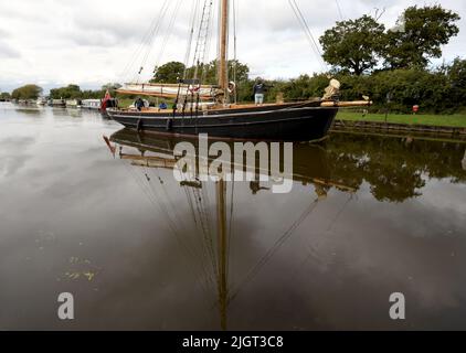 Das Tall-Schiff Mascotte macht sich am Freitag, den 15.. Oktober 2021, auf den Weg auf den Gloucester zum Sharpness Canal in Gloucestershire, wo sie am T.Nielsen and Company Shipbuilders and Riggers in Gloucester Docks ihren Winternachbau durchgeführt hat. Nielsen kümmert sich seit vielen Jahren um Mascotte, und sie kommt jährlich für Trockendocks und Vermessungen. Sie wird bis März 2022 in Gloucester sein.Mascotte ist ein Bristol Channel Pilot Cutter, der 1904 in Newport gebaut wurde und das größte überlebende Schiff ihres Typs ist. Die Pilot Cutters rasten aus den Häfen des Bristol Channel, um große Schiffe zu treffen und Piloten an Bord zu liefern, um sie sicher hineinzuführen Stockfoto