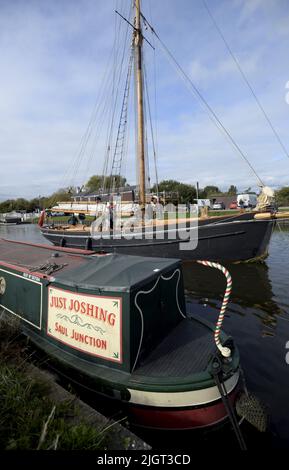 Das Tall-Schiff Mascotte macht sich am Freitag, den 15.. Oktober 2021, auf den Weg auf den Gloucester zum Sharpness Canal in Gloucestershire, wo sie am T.Nielsen and Company Shipbuilders and Riggers in Gloucester Docks ihren Winternachbau durchgeführt hat. Nielsen kümmert sich seit vielen Jahren um Mascotte, und sie kommt jährlich für Trockendocks und Vermessungen. Sie wird bis März 2022 in Gloucester sein.Mascotte ist ein Bristol Channel Pilot Cutter, der 1904 in Newport gebaut wurde und das größte überlebende Schiff ihres Typs ist. Die Pilot Cutters rasten aus den Häfen des Bristol Channel, um große Schiffe zu treffen und Piloten an Bord zu liefern, um sie sicher hineinzuführen Stockfoto