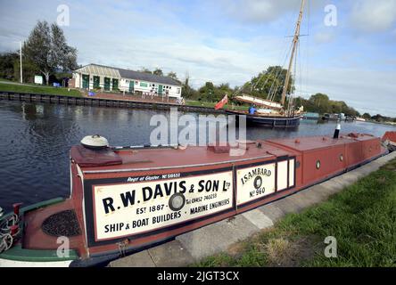 Das Tall-Schiff Mascotte macht sich am Freitag, den 15.. Oktober 2021, auf den Weg auf den Gloucester zum Sharpness Canal in Gloucestershire, wo sie am T.Nielsen and Company Shipbuilders and Riggers in Gloucester Docks ihren Winternachbau durchgeführt hat. Nielsen kümmert sich seit vielen Jahren um Mascotte, und sie kommt jährlich für Trockendocks und Vermessungen. Sie wird bis März 2022 in Gloucester sein.Mascotte ist ein Bristol Channel Pilot Cutter, der 1904 in Newport gebaut wurde und das größte überlebende Schiff ihres Typs ist. Die Pilot Cutters rasten aus den Häfen des Bristol Channel, um große Schiffe zu treffen und Piloten an Bord zu liefern, um sie sicher hineinzuführen Stockfoto