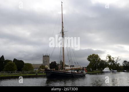 Das Tall-Schiff Mascotte macht sich am Freitag, den 15.. Oktober 2021, auf den Weg auf den Gloucester zum Sharpness Canal in Gloucestershire, wo sie am T.Nielsen and Company Shipbuilders and Riggers in Gloucester Docks ihren Winternachbau durchgeführt hat. Nielsen kümmert sich seit vielen Jahren um Mascotte, und sie kommt jährlich für Trockendocks und Vermessungen. Sie wird bis März 2022 in Gloucester sein.Mascotte ist ein Bristol Channel Pilot Cutter, der 1904 in Newport gebaut wurde und das größte überlebende Schiff ihres Typs ist. Die Pilot Cutters rasten aus den Häfen des Bristol Channel, um große Schiffe zu treffen und Piloten an Bord zu liefern, um sie sicher hineinzuführen Stockfoto