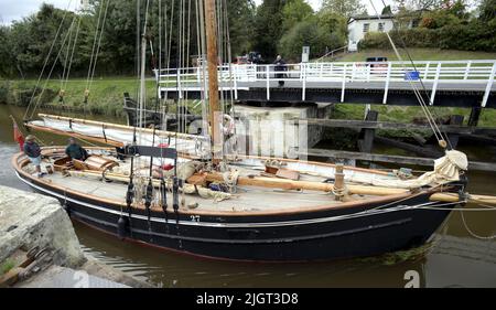 Das Tall-Schiff Mascotte macht sich am Freitag, den 15.. Oktober 2021, auf den Weg auf den Gloucester zum Sharpness Canal in Gloucestershire, wo sie am T.Nielsen and Company Shipbuilders and Riggers in Gloucester Docks ihren Winternachbau durchgeführt hat. Nielsen kümmert sich seit vielen Jahren um Mascotte, und sie kommt jährlich für Trockendocks und Vermessungen. Sie wird bis März 2022 in Gloucester sein.Mascotte ist ein Bristol Channel Pilot Cutter, der 1904 in Newport gebaut wurde und das größte überlebende Schiff ihres Typs ist. Die Pilot Cutters rasten aus den Häfen des Bristol Channel, um große Schiffe zu treffen und Piloten an Bord zu liefern, um sie sicher hineinzuführen Stockfoto