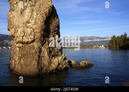 Nahaufnahme eines großen Felsens im Meer im Stanley Park in Vancouver, British Columbia, Kanada Stockfoto