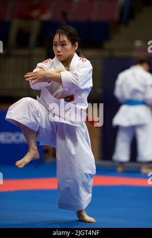 Birmingham, Usa. 09.. Juli 2022. Mo Sheung Grace Lau aus Hongkong hebt das Knie, bevor er während des Karate-Wettbewerbs mit Kata-Demonstration bei den World Games 2022 in Birmingham nach unten stampft. Die Spiele sind eine viereckige internationale Multisport-Veranstaltung für den Sport, die nicht in den Olympischen Spielen enthalten ist. Hosting-Stadt ist Birmingham, Alabama, USA. (Foto: Alexander Bogatirev/SOPA Images/Sipa USA) Quelle: SIPA USA/Alamy Live News Stockfoto